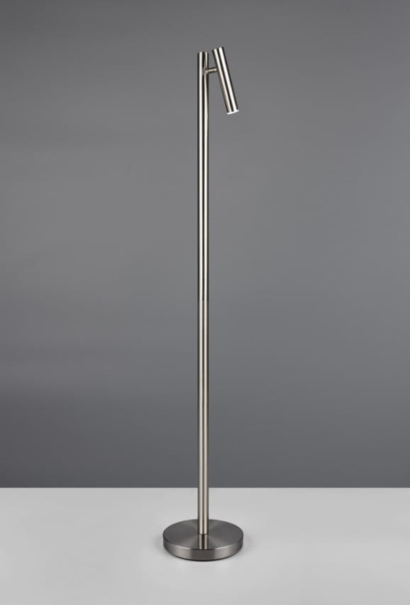 Lampa podłogowa Gomez w kolorze tytanowym, bezprzewodowa, z jedną diodą LED o mocy 3W. Wysoka, smukła konstrukcja z okrągłą podstawą, głowica lampy skierowana w górę. Tło jednolite, szare.