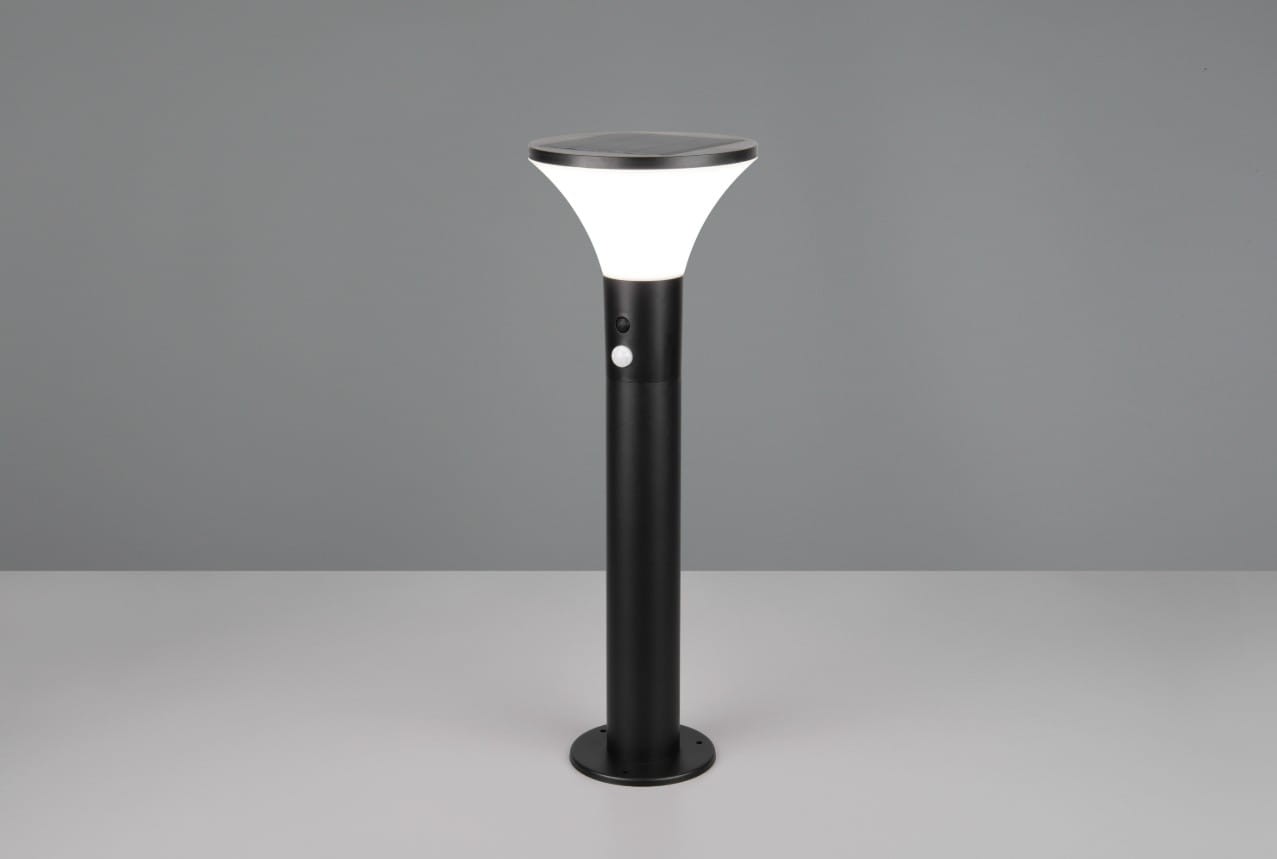 Lampa stojąca Gorda H50, ogrodowa, solarna, czarna. Posiada czujnik ruchu i jedną diodę LED 3,5W. Z górnym kloszem w kształcie stożka, umieszczona na okrągłej podstawie. Ujęcie frontalne, na jednolitym tle.