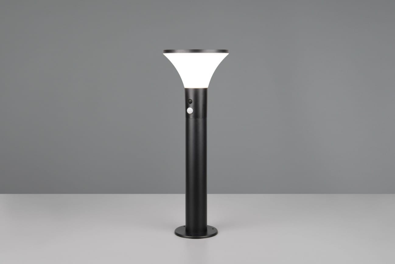Lampa stojąca ogrodowa Gorda H50 w kolorze czarnym, z wbudowanym czujnikiem ruchu. Konstrukcja z matowego metalu, z białym kloszem w kształcie stożka u góry. Widoczny przycisk włączania. Wysokość lampy na płaskiej podstawie. Wodoodporność IP44.
