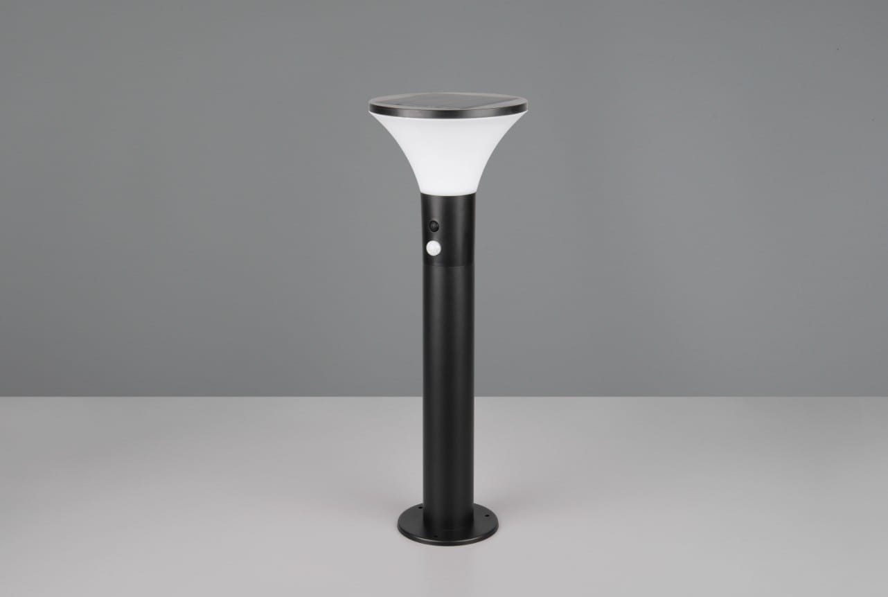 Lampa stojąca ogrodowa solarna Gorda H50 w kolorze czarnym z czujnikiem ruchu. Posiada cylindryczny metalowy słupek oraz okrągłą głowicę z przezroczystym kloszem. Widoczny przycisk włączania oraz miejsce na panel słoneczny.