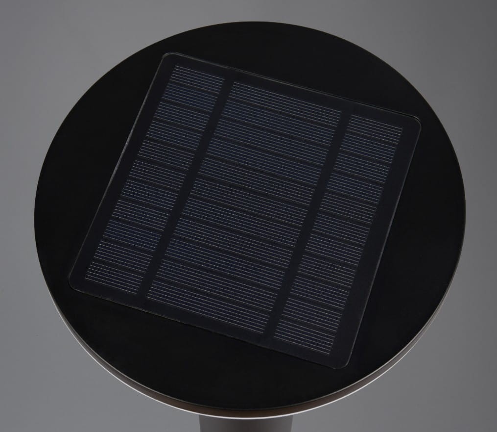 Lampa stojąca ogrodowa Gorda H100, czarna, z panelami słonecznymi, widok z góry na okrągły blat. Posiada czujnik ruchu oraz 1xLED/3,5W, klasa ochrony IP44, idealna do oświetlenia przestrzeni zewnętrznych.