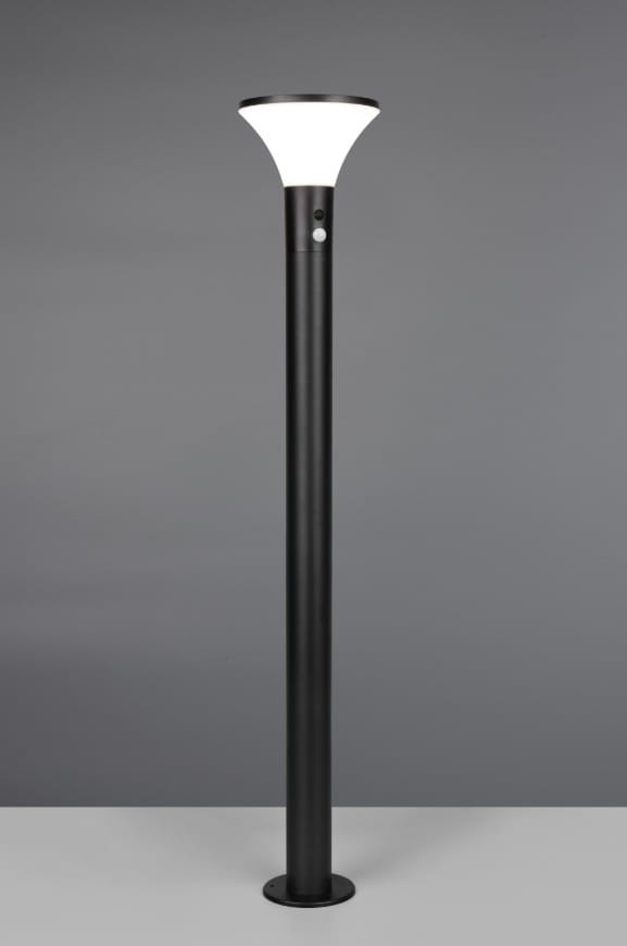 Lampa stojąca ogrodowa Gorda H100 w kolorze czarnym, wykonana z metalu, z białym kloszem w kształcie stożka. Posiada czujnik ruchu, źródło światła LED 1x3,5W, stopień ochrony IP44. Ujęcie frontalne, stojąca na podłożu.