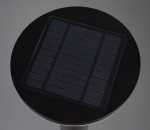Czarny kinkiet zewnętrzny Gorda z panelami solarnymi, czujnikiem ruchu i jedną diodą LED 3,5W. Ujęcie z góry, wyraźnie widoczny panel słoneczny z poziomymi paskami. Produkt o stopniu ochrony IP44, przeznaczony do montażu na zewnątrz.