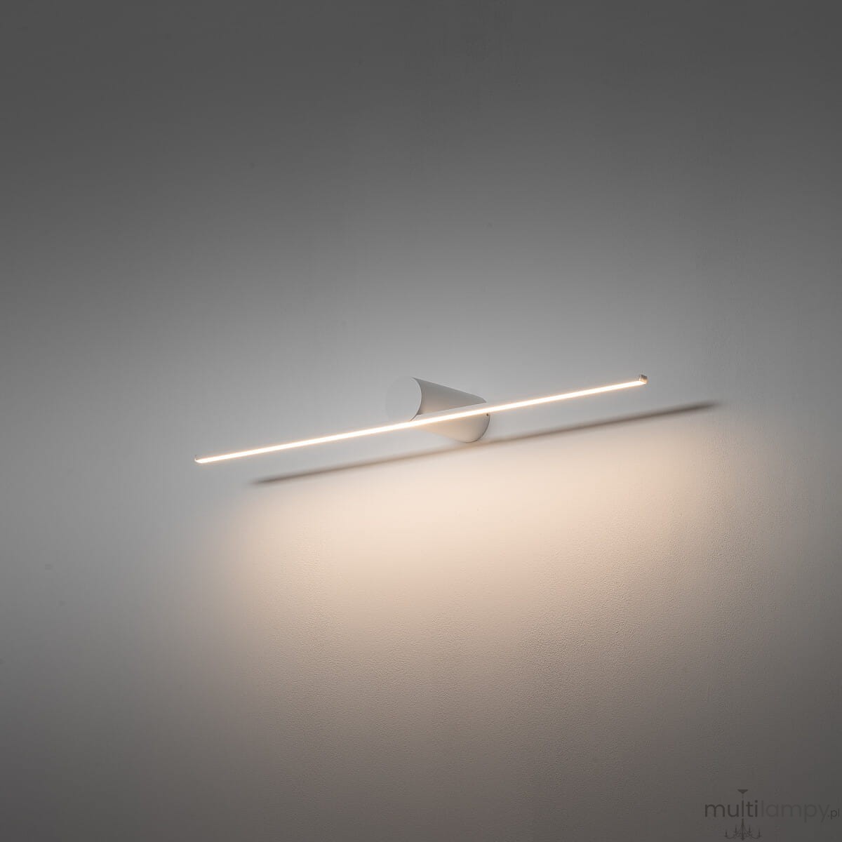 Kinkiet Spin 66 w kolorze białym, z zamontowanym źródłem światła LED o mocy 10W i temperaturze barwowej 3000K. Prosta, minimalistyczna forma, z cylindrycznym mocowaniem i poziomą linią światła, emitującą delikatne, ciepłe światło na ścianę.