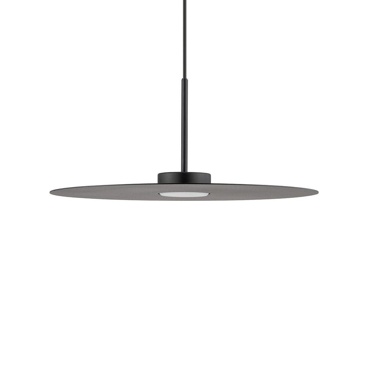 Lampa wisząca Simone 1xGX53 w kolorze czarnym, o okrągłym, płaskim kloszu z matowego materiału. Montowana na cienkim, prostym przewodzie, z centralnym źródłem światła. Produkt widoczny na białym tle.