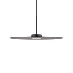 Lampa wisząca Simone 1xGX53 w kolorze czarnym, o okrągłym, płaskim kloszu z matowego materiału. Montowana na cienkim, prostym przewodzie, z centralnym źródłem światła. Produkt widoczny na białym tle.
