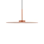 Lampa wisząca Simone w ceglastej kolorystyce, z okrągłym kloszem i prostym, cienkim zawieszeniem. Klosz o płaskiej formie, z centralnym źródłem światła, zawieszony na czarnym przewodzie, idealna do nowoczesnych wnętrz.