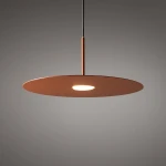 Lampa wisząca Simone w kolorze ceglastym, z okrągłym, płaskim kloszem i centralnym źródłem światła. Zawieszona na cienkim, czarnym przewodzie. Prosta, nowoczesna forma, idealna do wnętrz minimalistycznych.