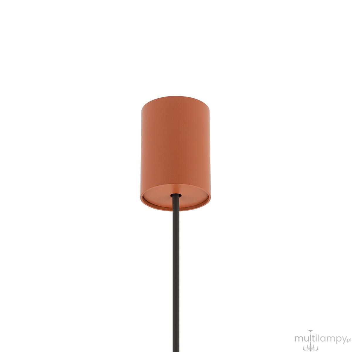 Lampa wisząca Simone w kolorze ceglastym z oprawą cylindryczną i czarnym przewodem. Ujęcie frontalne, pokazujące całą konstrukcję. Produkt przeznaczony do montażu z żarówką GX53. Tło proste, białe.