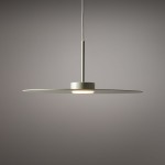 Lampa wisząca Simone w kolorze szałwii, z jednym źródłem światła GX53. Posiada okrągły, płaski klosz oraz długi, smukły przewód. Ujęcie frontalne, na szarym tle.