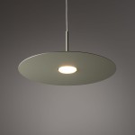 Lampa wisząca Simone w kolorze szałwii z okrągłym kloszem. Zawieszona na cienkim metalowym uchwycie, z centralnym źródłem światła GX53. Klosz ma matową, gładką powierzchnię, co nadaje elegancki wygląd. Tło jest jednolite, ciemnoszare.