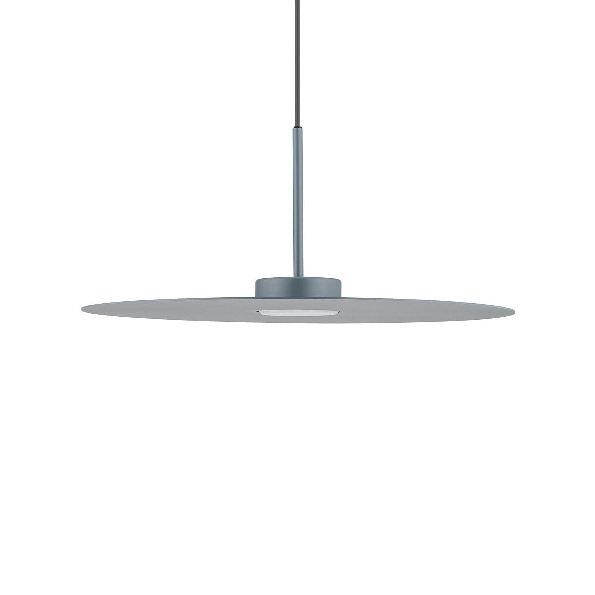 Lampa wisząca Simone w kolorze niebieskim, o okrągłym, płaskim kloszu z metalicznym wykończeniem. Zawieszona na cienkim przewodzie, z mocowaniem w centralnej części. Źródło światła GX53 umieszczone w środku klosza.