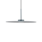 Lampa wisząca Simone w kolorze niebieskim, o okrągłym, płaskim kloszu z metalicznym wykończeniem. Zawieszona na cienkim przewodzie, z mocowaniem w centralnej części. Źródło światła GX53 umieszczone w środku klosza.