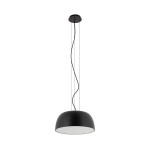 Lampa wisząca Satellite S w kolorze czarnym, z kloszem w kształcie półkuli. Posiada miejsce na trzy żarówki E27. Zawieszona na cienkim przewodzie, z metalowym mocowaniem sufitowym. Tło białe, co podkreśla minimalistyczny design.