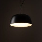 Lampa wisząca Satellite S w kolorze czarnym, z kloszem w kształcie półkuli. Posiada miejsce na trzy żarówki E27. Klosz ma matową powierzchnię, a wewnątrz jest jasny, co zapewnia równomierne oświetlenie. Zawieszona na cienkim przewodzie.