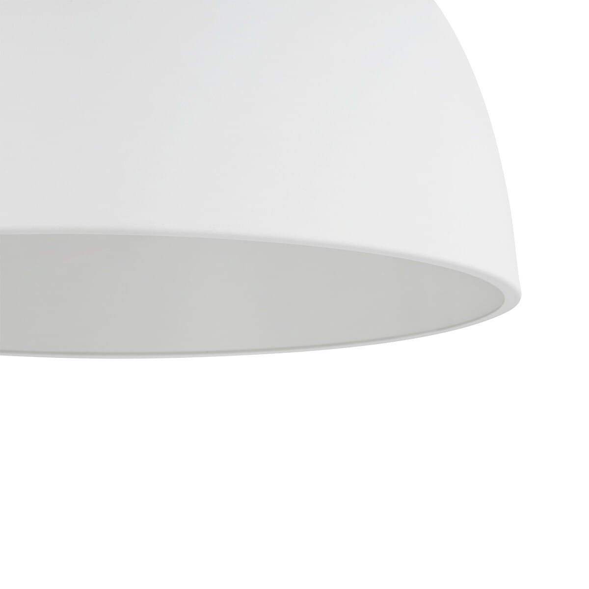 Lampa wisząca Satellite S w kolorze białym, z okrągłym kloszem. Ujęcie z boku, pokazujące gładką, matową powierzchnię. Zainstalowane trzy gniazda E27. Idealna do nowoczesnych wnętrz.