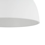Lampa wisząca Satellite S w kolorze białym, z okrągłym kloszem. Ujęcie z boku, pokazujące gładką, matową powierzchnię. Zainstalowane trzy gniazda E27. Idealna do nowoczesnych wnętrz.