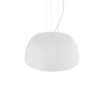 Lampa wisząca Satellite S w kolorze białym, z okrągłym kloszem. Ujęcie z dołu, klosz zamontowany na trzech cienkich linkach. Przeznaczona na trzy żarówki E27. Prosty design, idealna do nowoczesnych wnętrz.