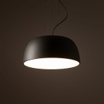 Lampa wisząca Satellite S 3xE27 w kolorze grafitowym, o zaokrąglonym kształcie. Zawieszona na cienkich linkach, emituje miękkie światło z białego klosza, idealna do nowoczesnych wnętrz. Ujęcie z góry, na jednolitym tle.