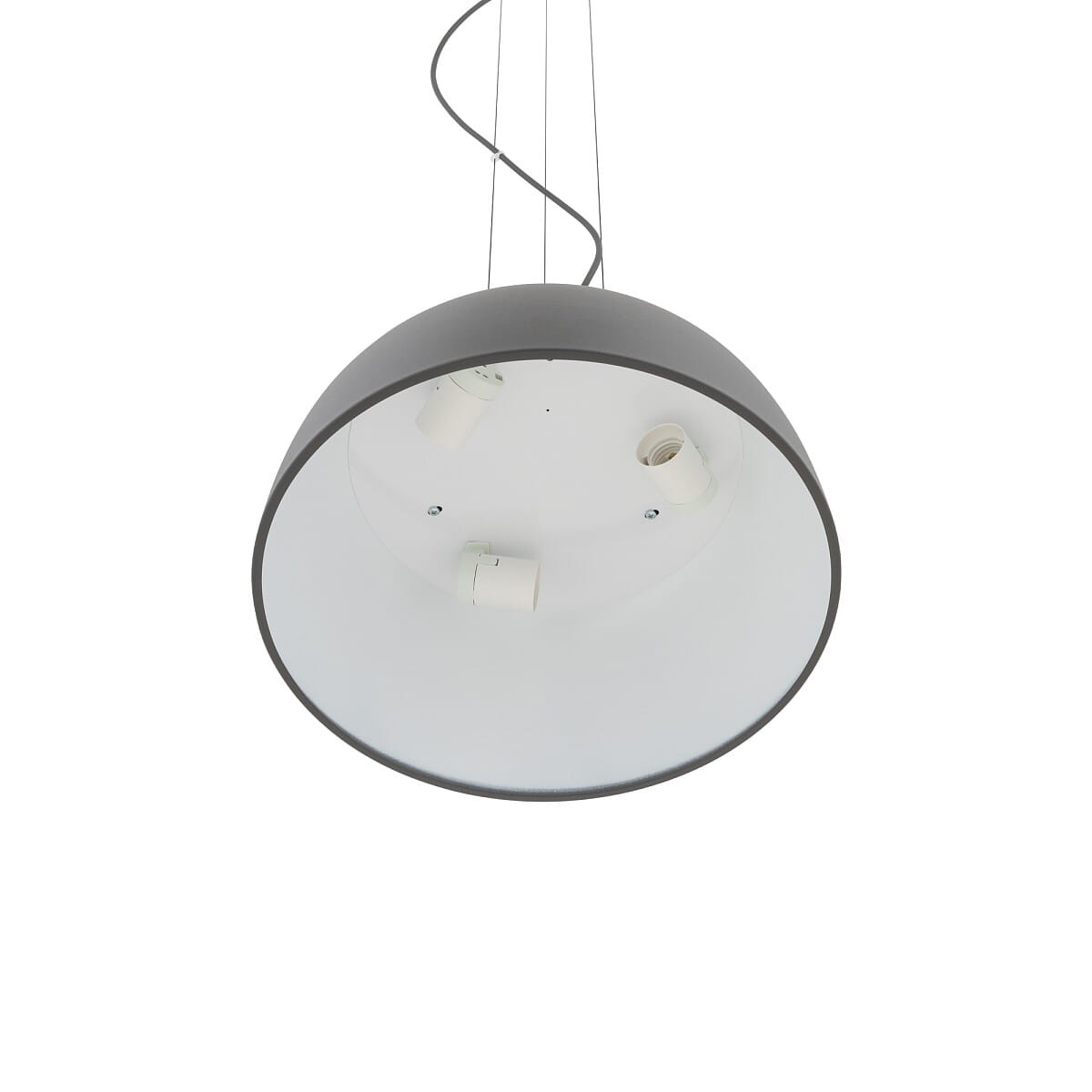 Lampa wisząca Satellite S w kolorze grafitowym, z okrągłym kloszem. Ujęcie z dołu, pokazujące trzy gniazda E27 na wewnętrznej stronie klosza. Prosty design, zawieszona na cienkich linkach. Białe wnętrze klosza dla lepszego rozproszenia światła.