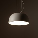 Lampa wisząca Satellite S w kolorze szarym, z okrągłym kloszem. Ujęcie z dołu, pokazujące gładką powierzchnię oraz emitowane światło. Zawieszenie na cienkich linkach, idealna do nowoczesnych wnętrz. Wymaga trzech żarówek E27.