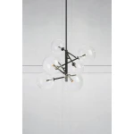 Lampa wisząca Andrew, 6-punktowa, w kolorze czarnym, z konstrukcją metalową. Szklane klosze w formie kul, rozmieszczone asymetrycznie. Produkt zawieszony na długim przewodzie, prezentujący nowoczesny design. Tło jasne, minimalistyczne.