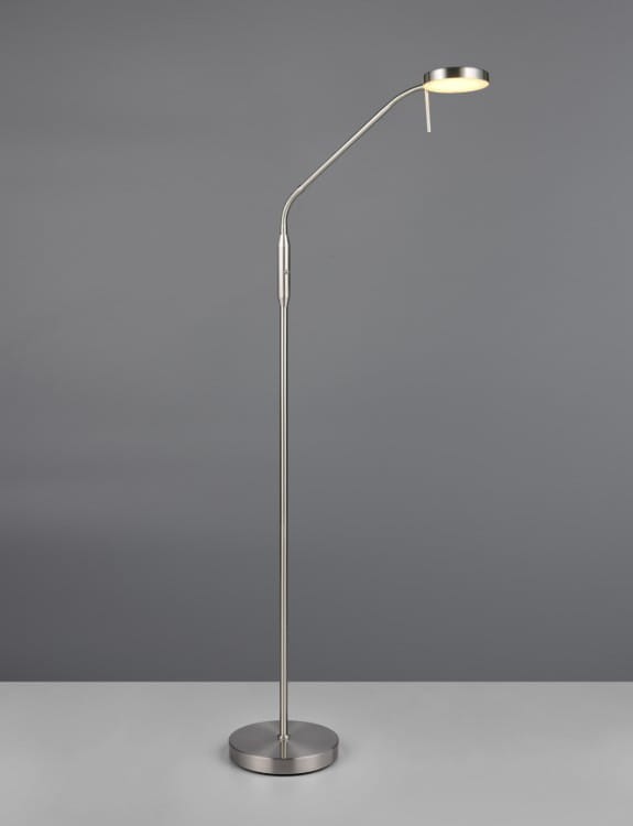 Lampa podłogowa Moreno w kolorze niklowym, z elastycznym ramieniem i okrągłą podstawą. Posiada źródło światła LED o mocy 3W, z możliwością regulacji barwy światła. Ujęcie frontalne na jednolitym tle.