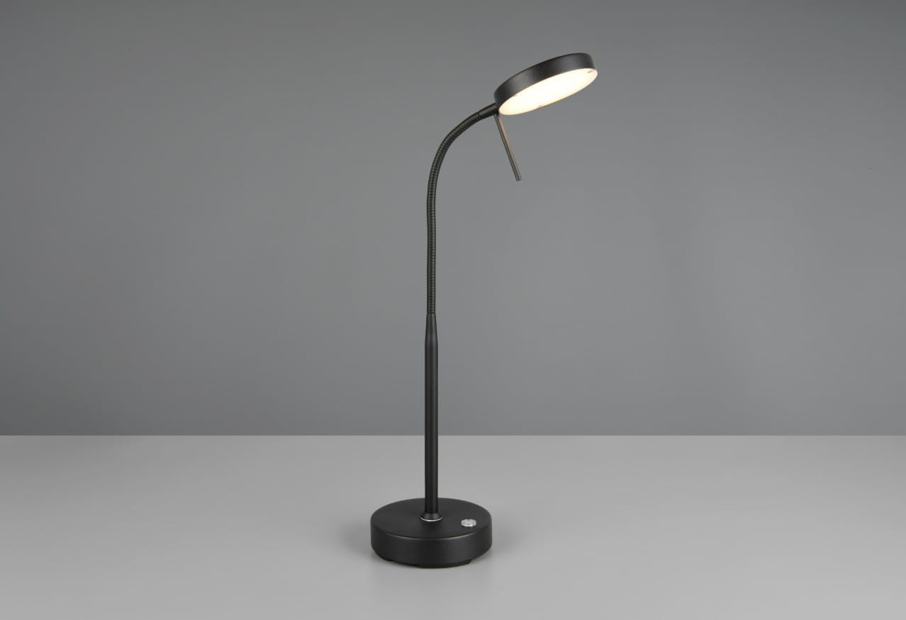 Lampa stołowa Moreno w kolorze czarnym, z elastycznym ramieniem. Okrągła głowica z diodą LED o mocy 3W, umieszczona na cienkiej, stabilnej podstawie. Ujęcie frontalne na jednolitym tle.