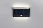 Kinkiet zewnętrzny Ramos w kolorze czarnym, z panelem solarnym i czujnikiem ruchu. Produkt ma prostokątny kształt, z LED 8W oraz IP44. Widoczny czujnik ruchu znajduje się na przedniej części, a światło emituje z dolnej krawędzi.