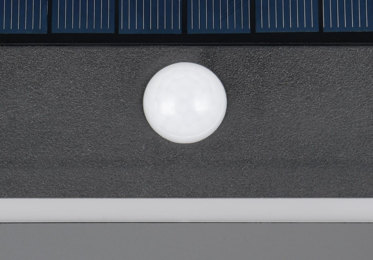 Czarny kinkiet zewnętrzny Ramos z solarnym zasilaniem, czujnikiem ruchu i diodą LED 8W. Widoczny biały element czujnika ruchu na tle matowej powierzchni. Produkt montowany na ścianie, przeznaczony do użytku na zewnątrz, klasyfikacja IP44.