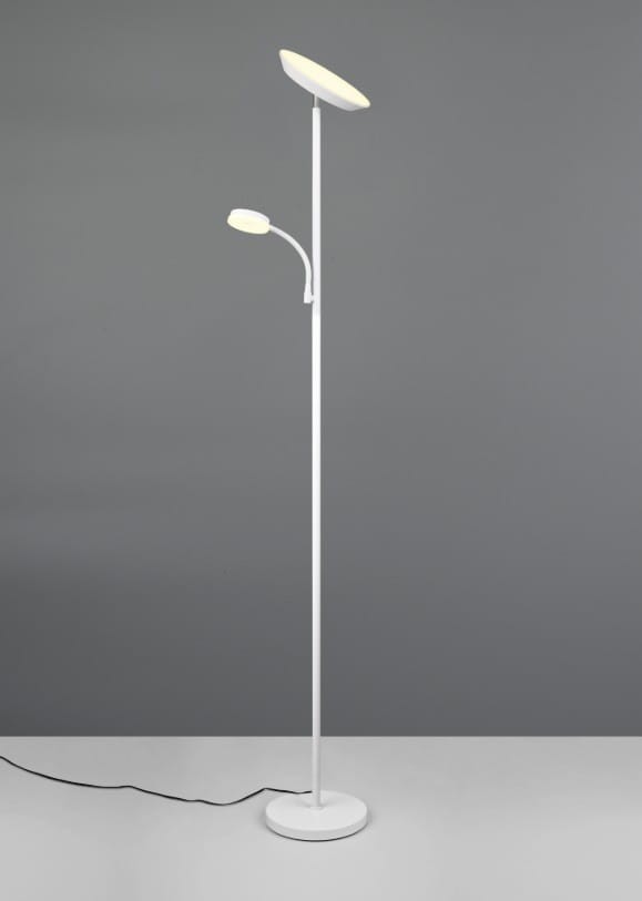 Lampa podłogowa Specter w kolorze białym z dwoma źródłami światła LED o mocy 21,5W. Wyposażona w długi, prosty słup oraz zakrzywioną ramię z mniejszym reflektorem. Stoi na okrągłej podstawie, z przewodem elektrycznym widocznym na podłodze.