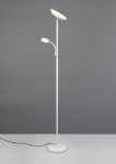 Lampa podłogowa Specter w kolorze białym z dwoma źródłami światła LED o mocy 21,5W. Wyposażona w długi, prosty słup oraz zakrzywioną ramię z mniejszym reflektorem. Stoi na okrągłej podstawie, z przewodem elektrycznym widocznym na podłodze.