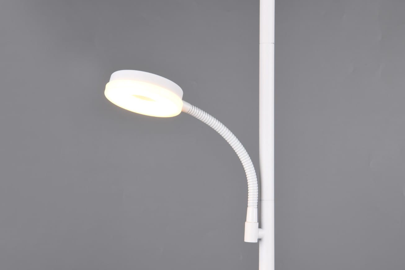 Lampa podłogowa Specter w białym kolorze z dwiema diodami LED o mocy 21,5W. Posiada elastyczny ramie, pozwalające na regulację kierunku światła. Ujęcie z boku, pokazujące detal głowicy lampy i giętką część. Tło w jasnoszarym kolorze.