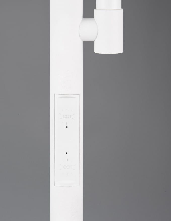 Biała lampa podłogowa Specter z dwoma źródłami LED (21,5W) z widocznym panelem sterującym na nodze. Ujęcie z boku, ukazujące detale przycisków oraz strukturę materiału. Proste, nowoczesne wzornictwo.