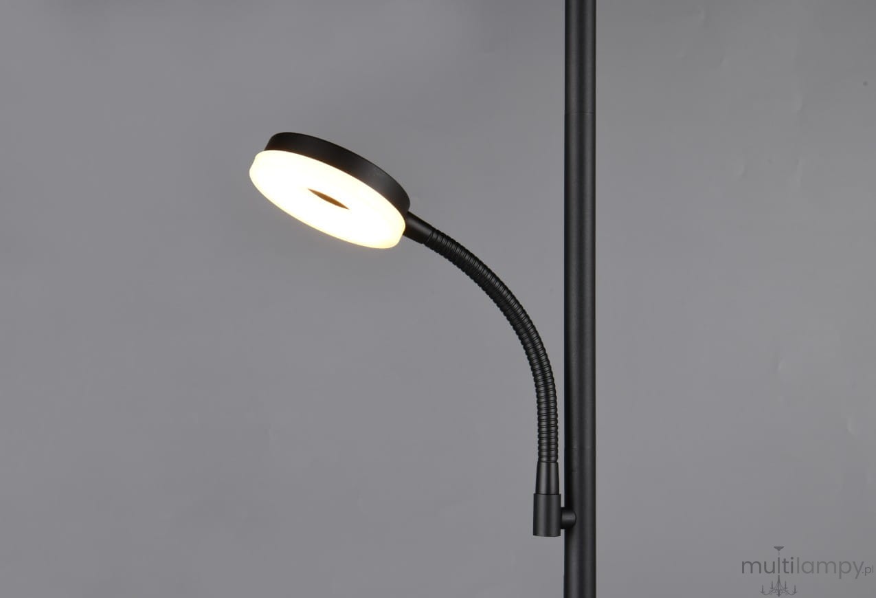 Czarna lampa podłogowa Specter z dwoma źródłami LED o mocy 21,5W, z elastycznym ramieniem. Kluczowy element to okrągła głowica z białym światłem, zamontowana na cienkiej, prostokątnej nodze. Tło szare, minimalistyczne.