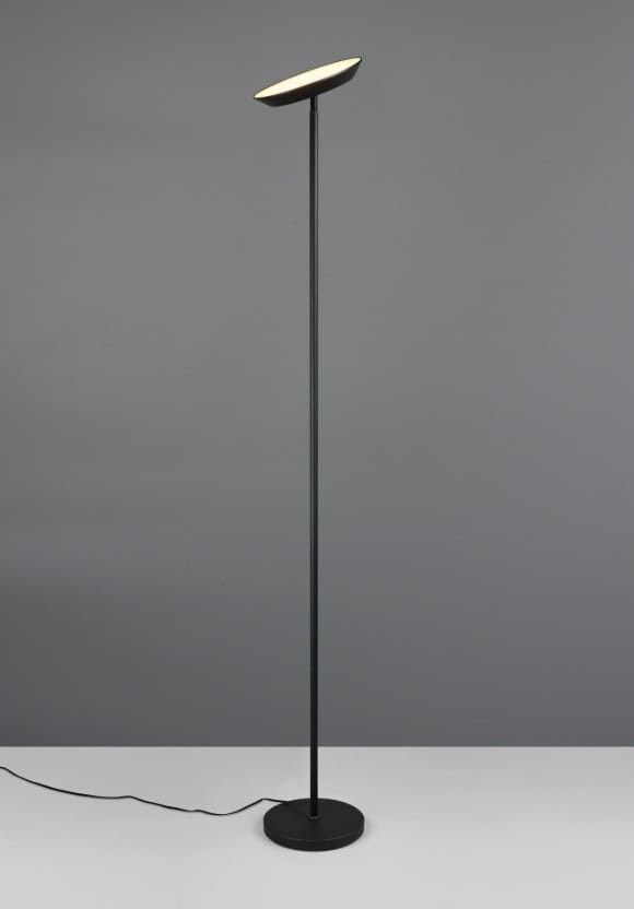 Lampa podłogowa Specter, czarna, z jedną diodą LED o mocy 17W. Ma smukłą, prostą konstrukcję z okrągłą podstawą i podłużnym kloszem. Ujęcie frontalne, na jednolitym tle, z widocznym przewodem zasilającym.