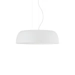 Lampa wisząca Satellite M w kolorze białym, o okrągłym kształcie, przeznaczona na 7 żarówek E27. Wisi na białym przewodzie, prezentując minimalistyczny design. Tło proste, jednolite, co podkreśla elegancki wygląd lampy.