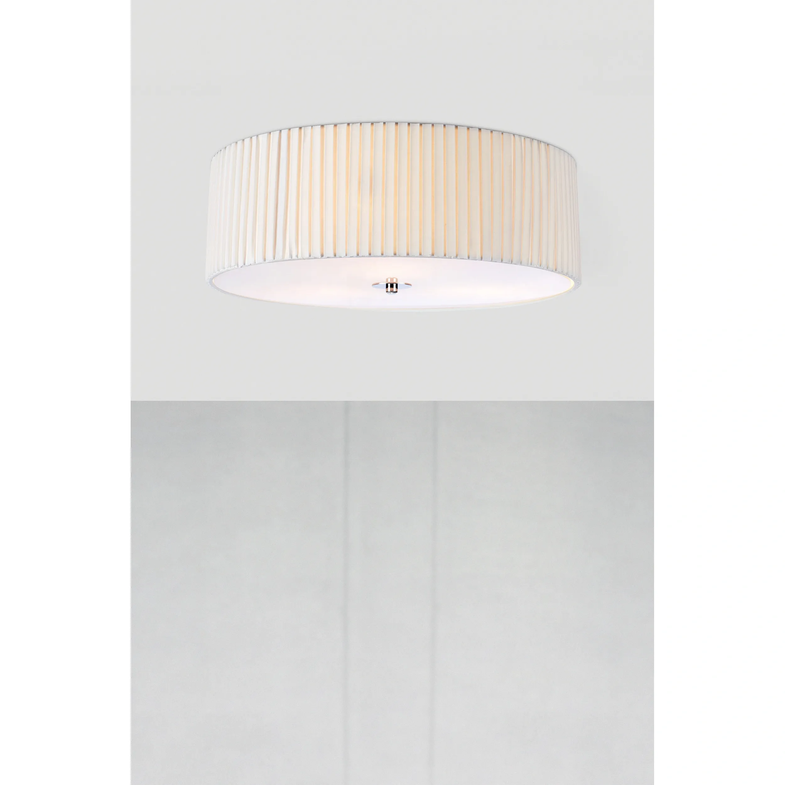 Lampa sufitowa Jackie D45 w kolorze białym, o okrągłym kształcie z plisowanym abażurem. Wyposażona w trzy punkty świetlne, zamontowana na suficie, idealna do nowoczesnych wnętrz. Tło proste, jasne.