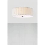 Lampa sufitowa Jackie D45 w kolorze białym, o okrągłym kształcie z plisowanym abażurem. Wyposażona w trzy punkty świetlne, zamontowana na suficie, idealna do nowoczesnych wnętrz. Tło proste, jasne.