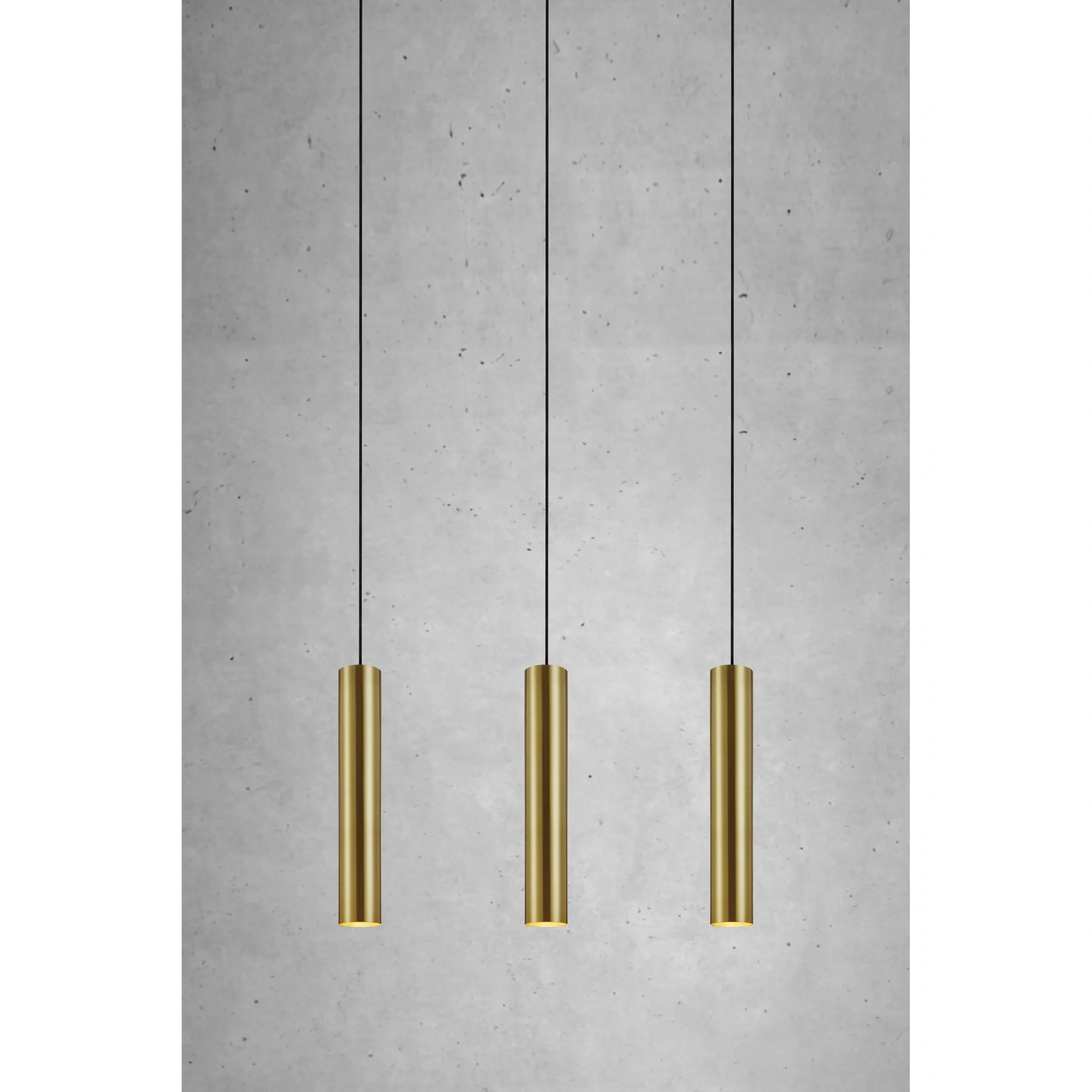 Lampa wisząca Ruben 3-punktowa w złotym szczotkowanym wykończeniu. Trzy cylindryczne klosze zwisające na czarnych linkach, w równych odstępach, na szarym tle. Idealna do nowoczesnych wnętrz.