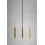 Lampa wisząca Ruben 3-punktowa w złotym szczotkowanym wykończeniu. Trzy cylindryczne klosze zwisające na czarnych linkach, w równych odstępach, na szarym tle. Idealna do nowoczesnych wnętrz.