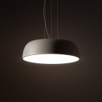 Lampa wisząca Satellite M w kolorze szarym, okrągła, z siedmioma gniazdami E27. Zawieszona na cienkich linkach, emitująca jasne światło z białego klosza. Prosty, nowoczesny design, idealna do oświetlenia wnętrz.