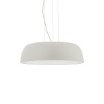 Lampa wisząca Satellite M w kolorze szarym, z okrągłym, płaskim kloszem. Posiada miejsce na 7 żarówek E27. Zawieszona na cienkich linkach, prezentuje minimalistyczny design, idealna do nowoczesnych wnętrz. Tło białe, co podkreśla jej kształt.