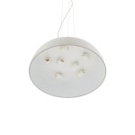 Lampa wisząca Satellite M w kolorze szarym z siedmioma gniazdami E27. Okrągła, płaska konstrukcja z widocznymi uchwytami na żarówki, zawieszona na cienkim przewodzie. Tło białe, co podkreśla minimalistyczny design.