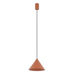 Lampa wisząca Zenith S w kolorze ceglanym, z kloszem w kształcie stożka. Ujęcie frontalne, produkt zawieszony na cienkim czarnym przewodzie. Wbudowane gniazdo na żarówkę GU10. Tło proste, białe.