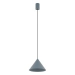 Lampa wisząca Zenith S w niebieskiej kolorystyce, o kształcie stożka, zawieszona na cienkim przewodzie. Posiada oprawkę na żarówkę GU10. Tło proste, białe, co podkreśla jej minimalistyczny design.