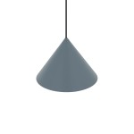 Lampa wisząca Zenith S w kształcie stożka, wykonana z metalu w odcieniu niebieskim. Zawieszona na cienkim, czarnym przewodzie, przeznaczona do żarówki GU10. Prosta, nowoczesna forma, idealna do różnych aranżacji wnętrz.