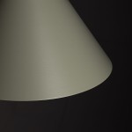 Lampa wisząca Zenith M w kolorze szałwii z kloszem w kształcie stożka. Ujęcie z góry, ukazujące teksturowaną powierzchnię. Przeznaczona do żarówki GU10, umieszczona na ciemnym tle.