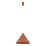 Lampa wisząca Zenith M w kolorze ceglastym, z metalowym kloszem w kształcie stożka. Zawieszona na cienkim, czarnym przewodzie, z okrągłym mocowaniem sufitowym. Przeznaczona na jedną żarówkę typu GU10.
