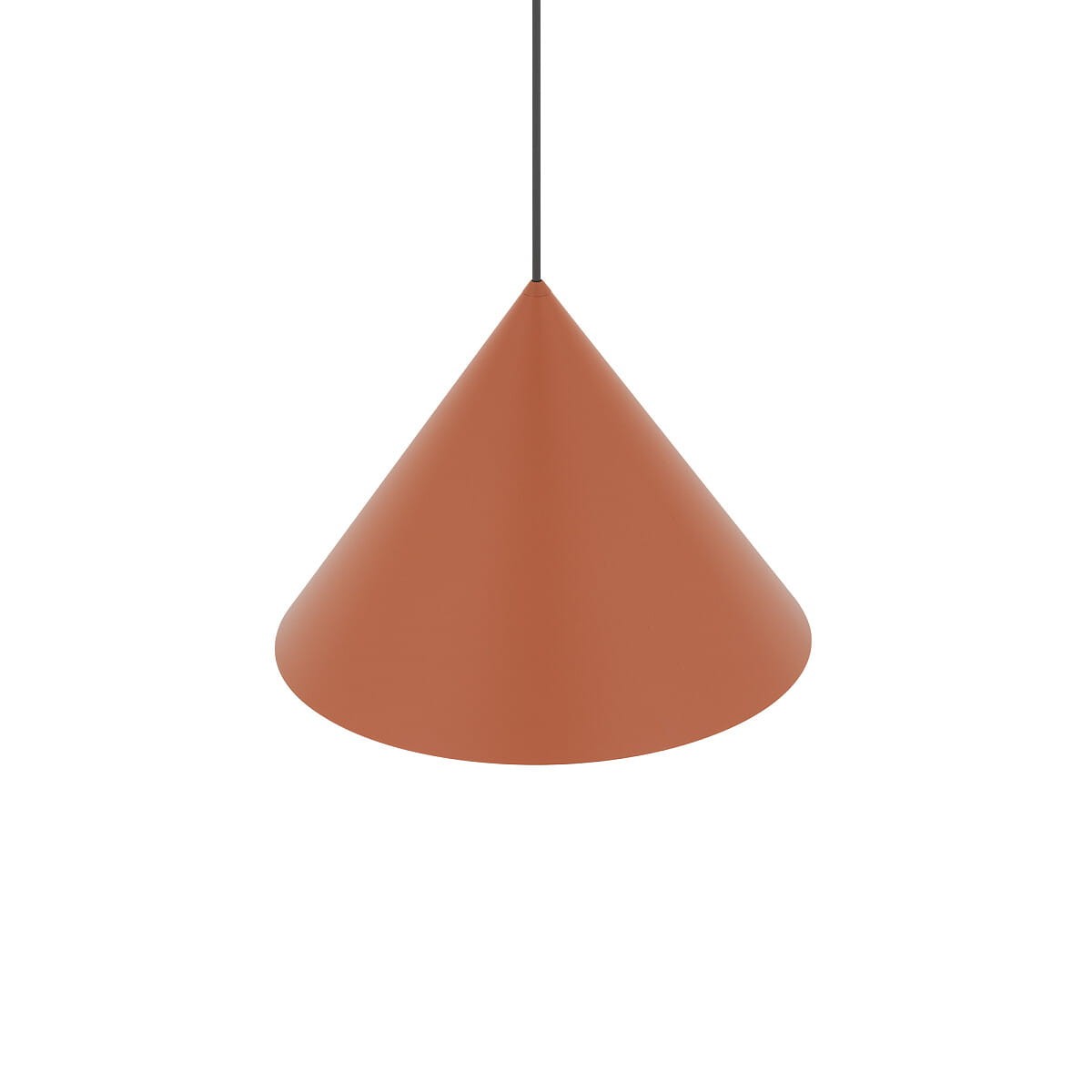 Lampa wisząca Zenith M w kolorze ceglastym, o kształcie stożka, zawieszona na czarnym przewodzie. Wykonana z matowego materiału, przeznaczona na jedną żarówkę GU10.